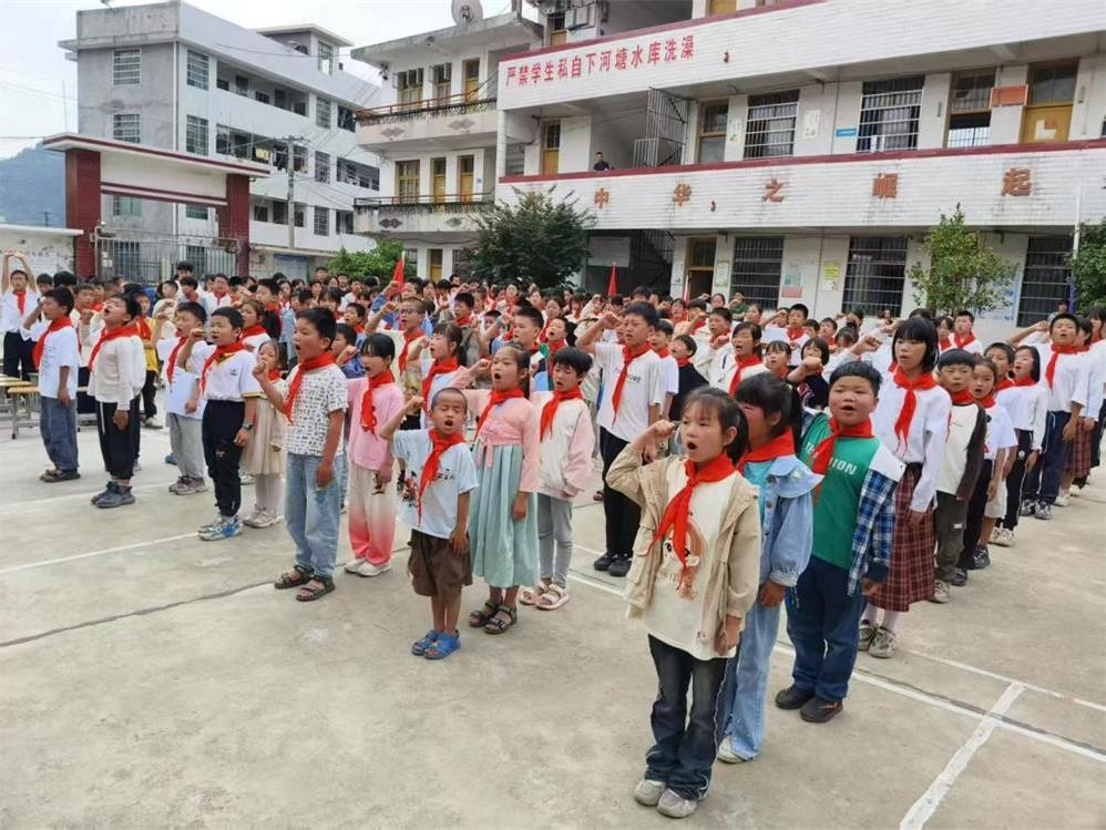 隆回县司门前镇金潭完全小学举行庆“六一”暨新队员入队仪式