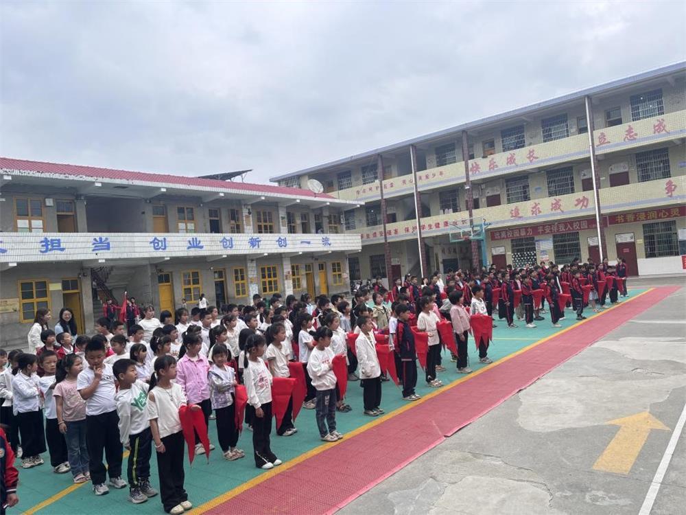 隆回县七江镇中心小学开展“红领巾飘扬 童心向未来”新队员入队仪式