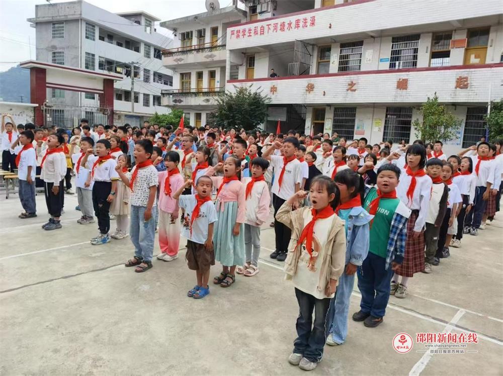 隆回县司门前镇金潭完全小学举行庆“六一”暨新队员入队仪式