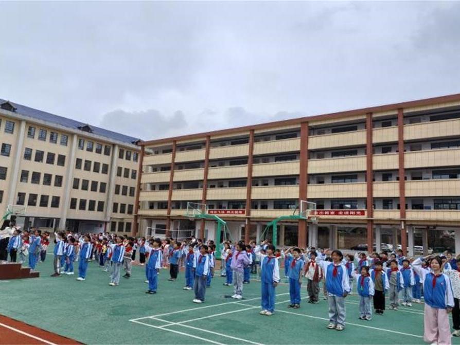 红领巾心向党 争做时代好队员——邵东市黄陂桥小学举行“六一”少先队新队员入队仪式