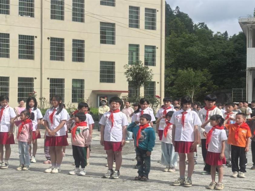 隆回县岩口镇梅塘完全小学举行少先队队员入队仪式