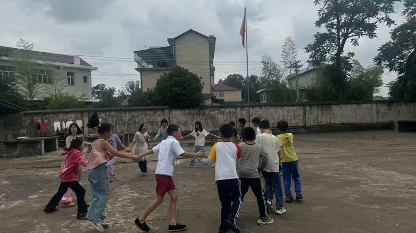 洞口县黄桥镇三角完全小学开展“童心飞扬，快乐成长‘六一’”联欢活动