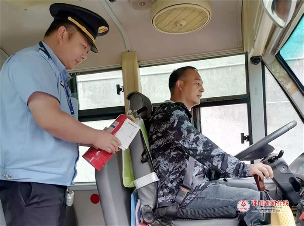 隆回县金石桥镇中心学校开展校车安全检查