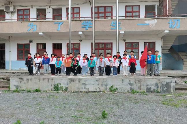 邵东市堡面前乡中心小学举行“六一”少先队新队员入队仪式