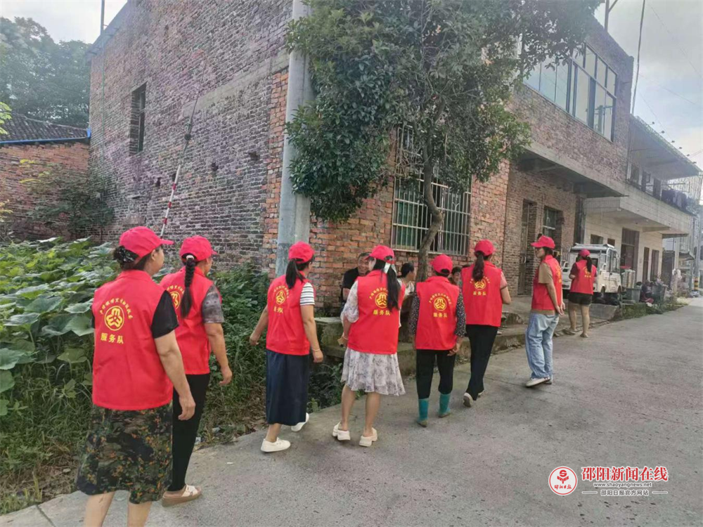 新邵县严塘镇塘里村：妇联执委齐发力，“利剑护蕾” 筑防线
