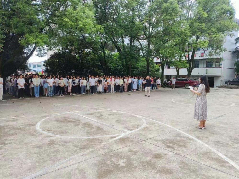 隆回县荷香桥镇中学暑假前全体女生专题会议