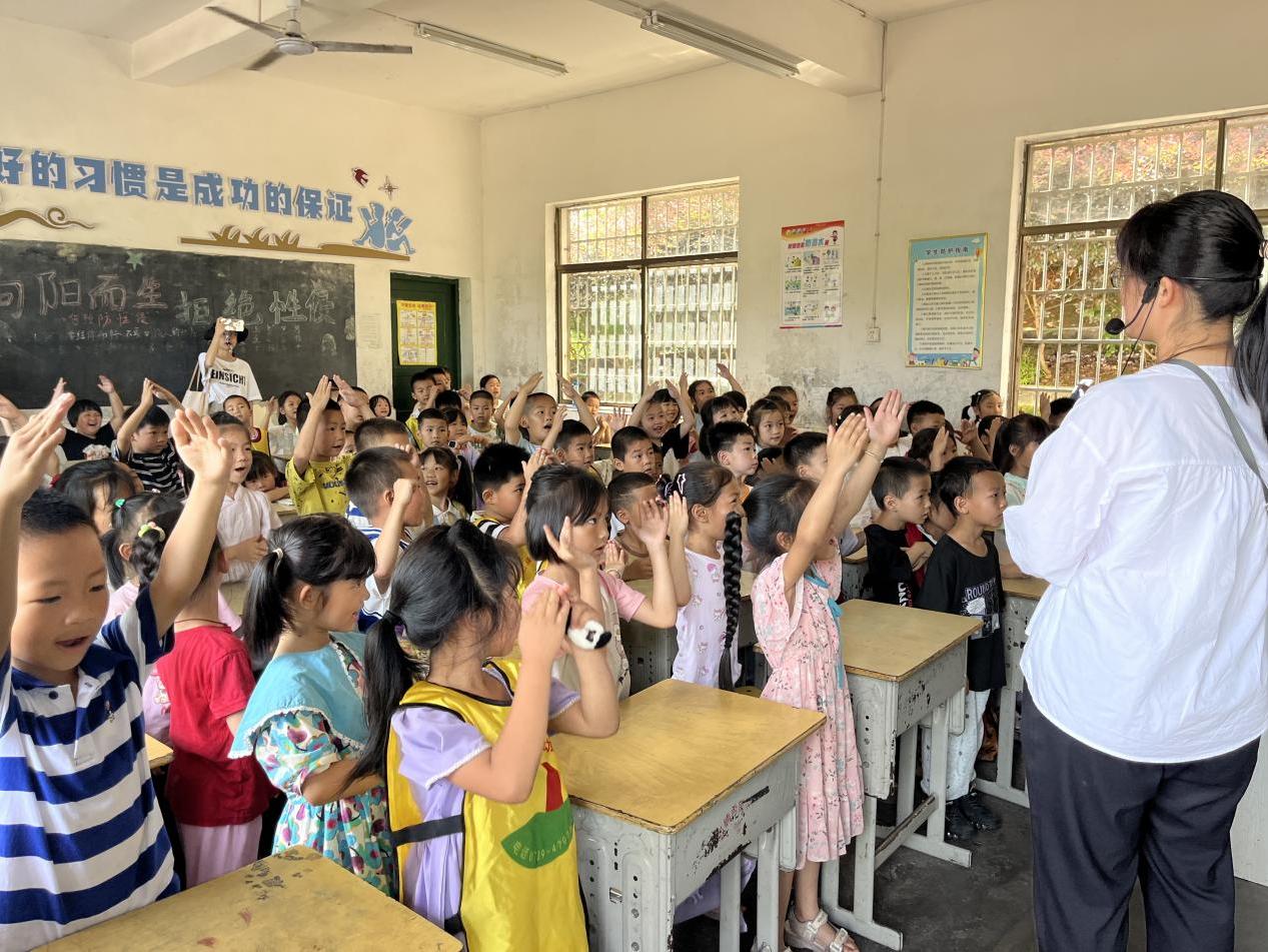 新宁县崀山镇中心幼儿园开展“探秘小学·衔接成长”活动