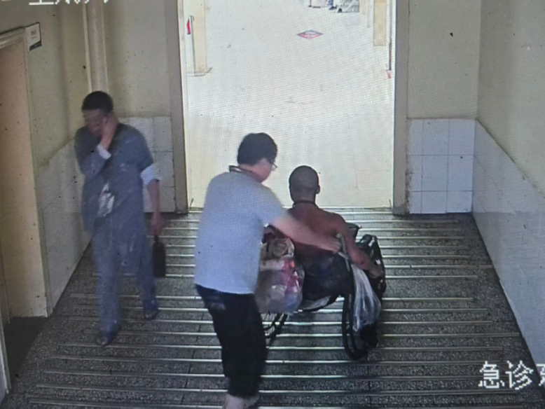 身边的感动丨温情瞬间，邵阳市中心医院职工“搭把手”助行动不便患者就诊