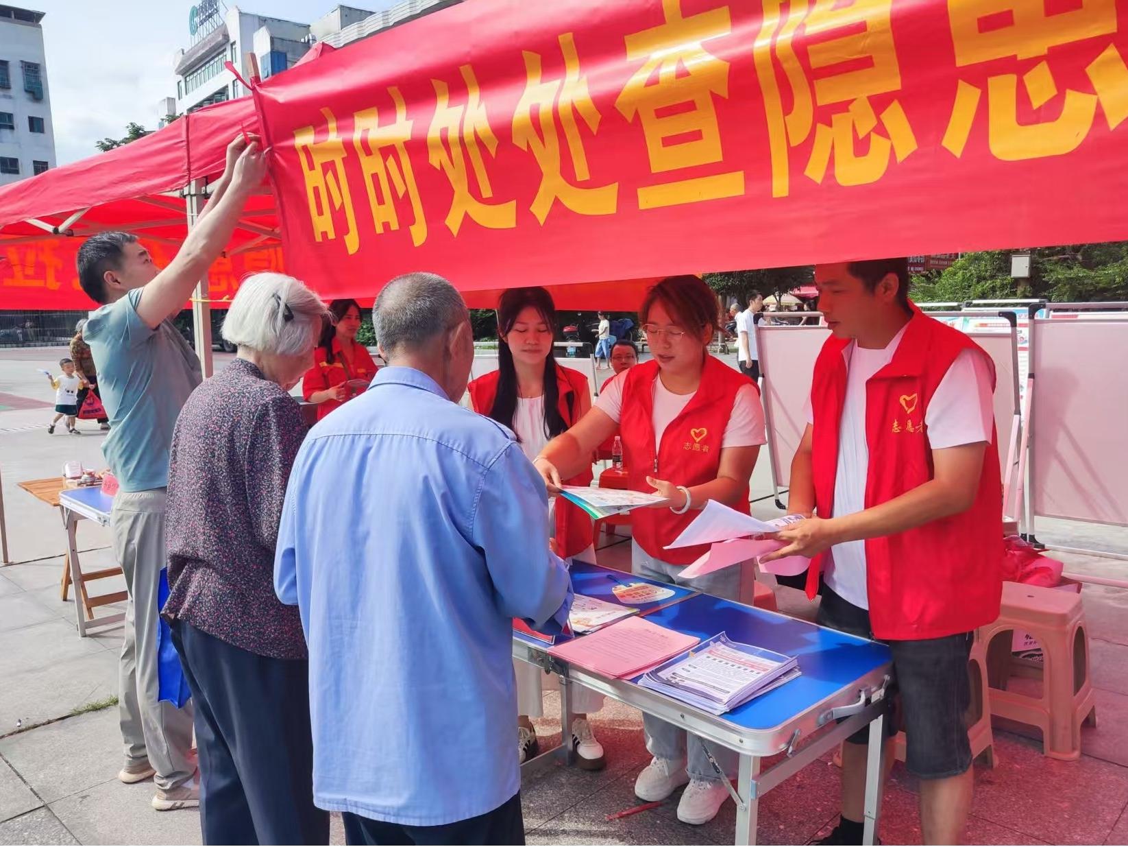 新宁县科工信局开展“安全生产月”宣传咨询日活动