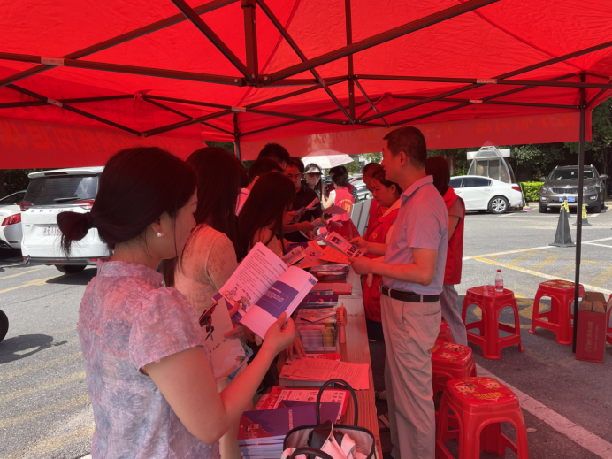 邵阳市中医医院机关党总支联合龙须塘办事处开展“安全宣传咨询日”主题党日活动