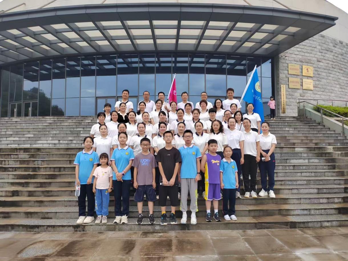 武冈市实验小学开展“校长喊你来运动”户外活动