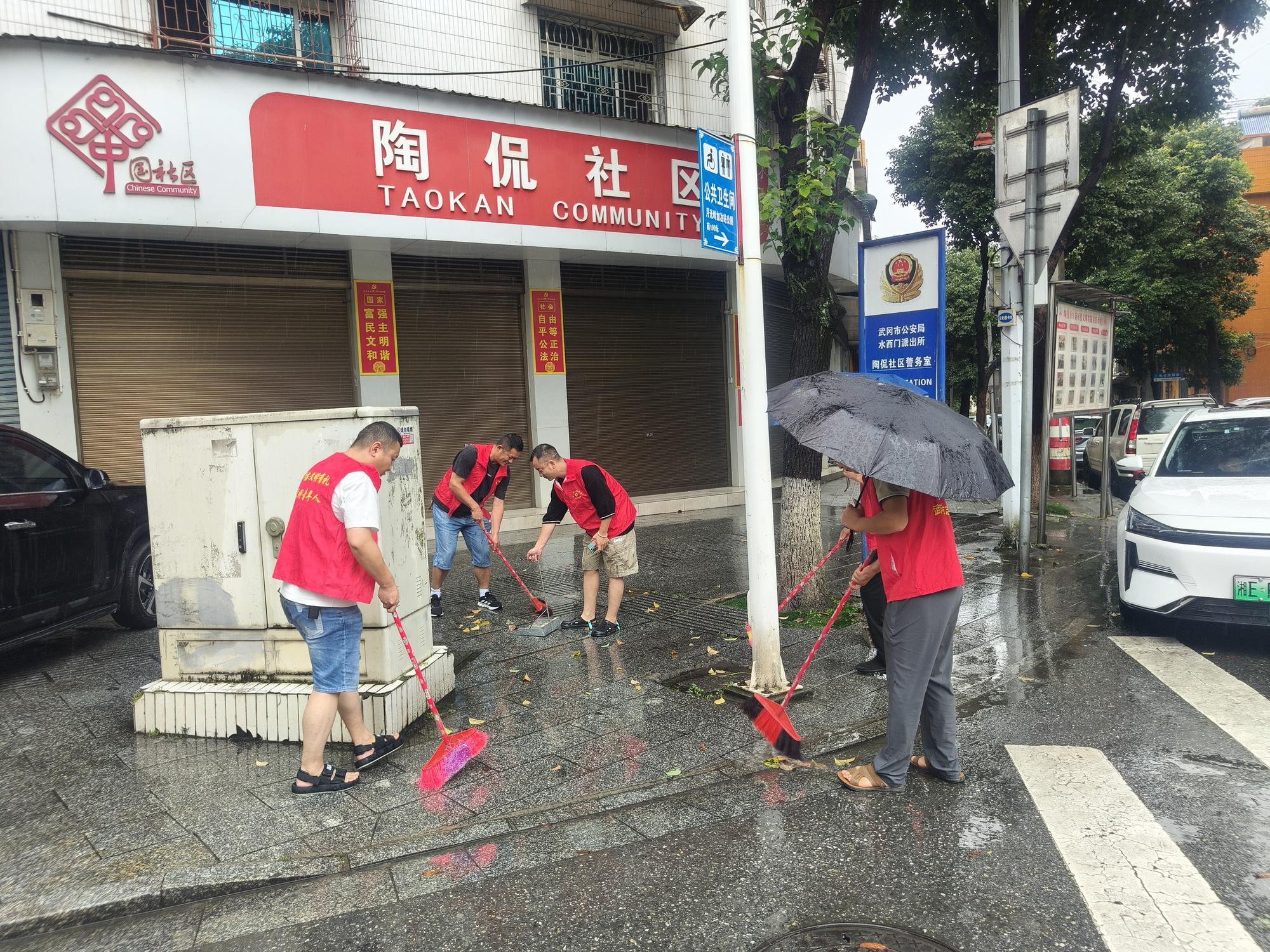 武冈市交通运输局：冒雨清洁街道迎盛会