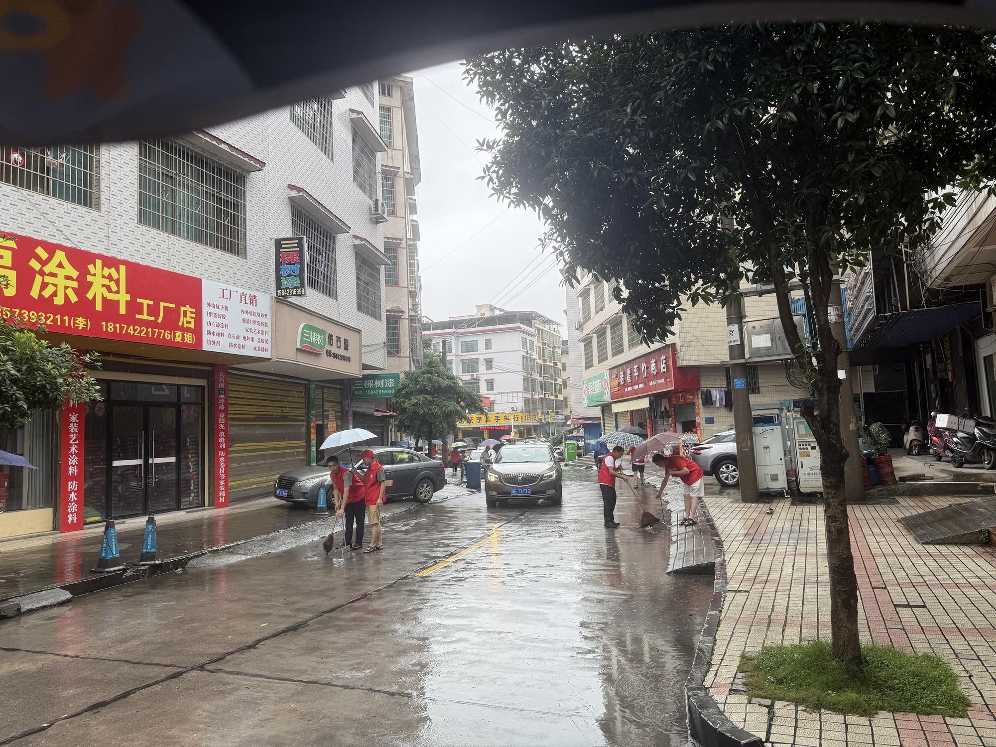 武冈市公路建设养护中心开展卫生大扫除志愿服务活动