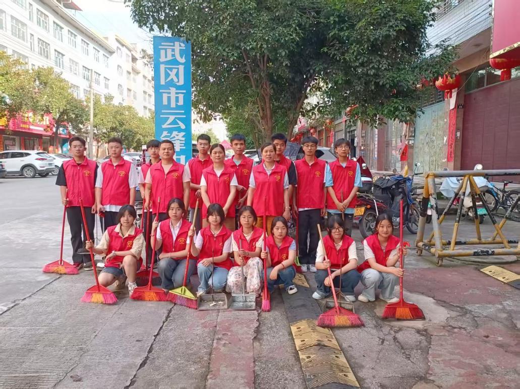 武冈市云锋中学：清扫校园周边，共创美好家园