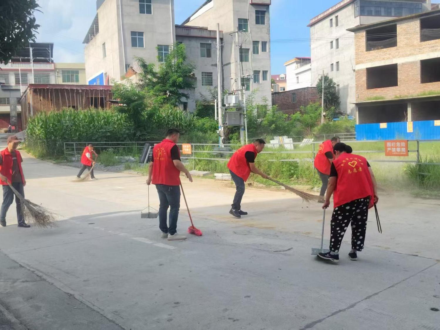 武冈市水浸坪乡开展“我为旅发大会作贡献”环境卫生清扫活动