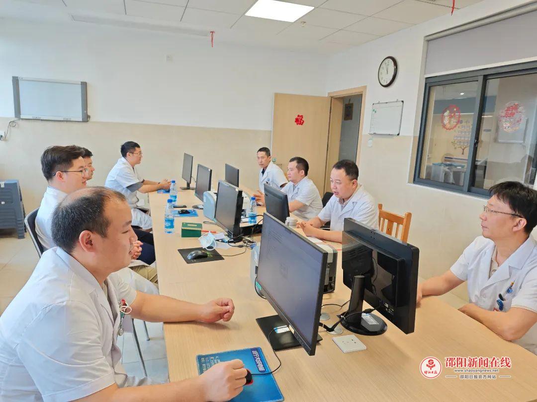 办公室交流.jpg