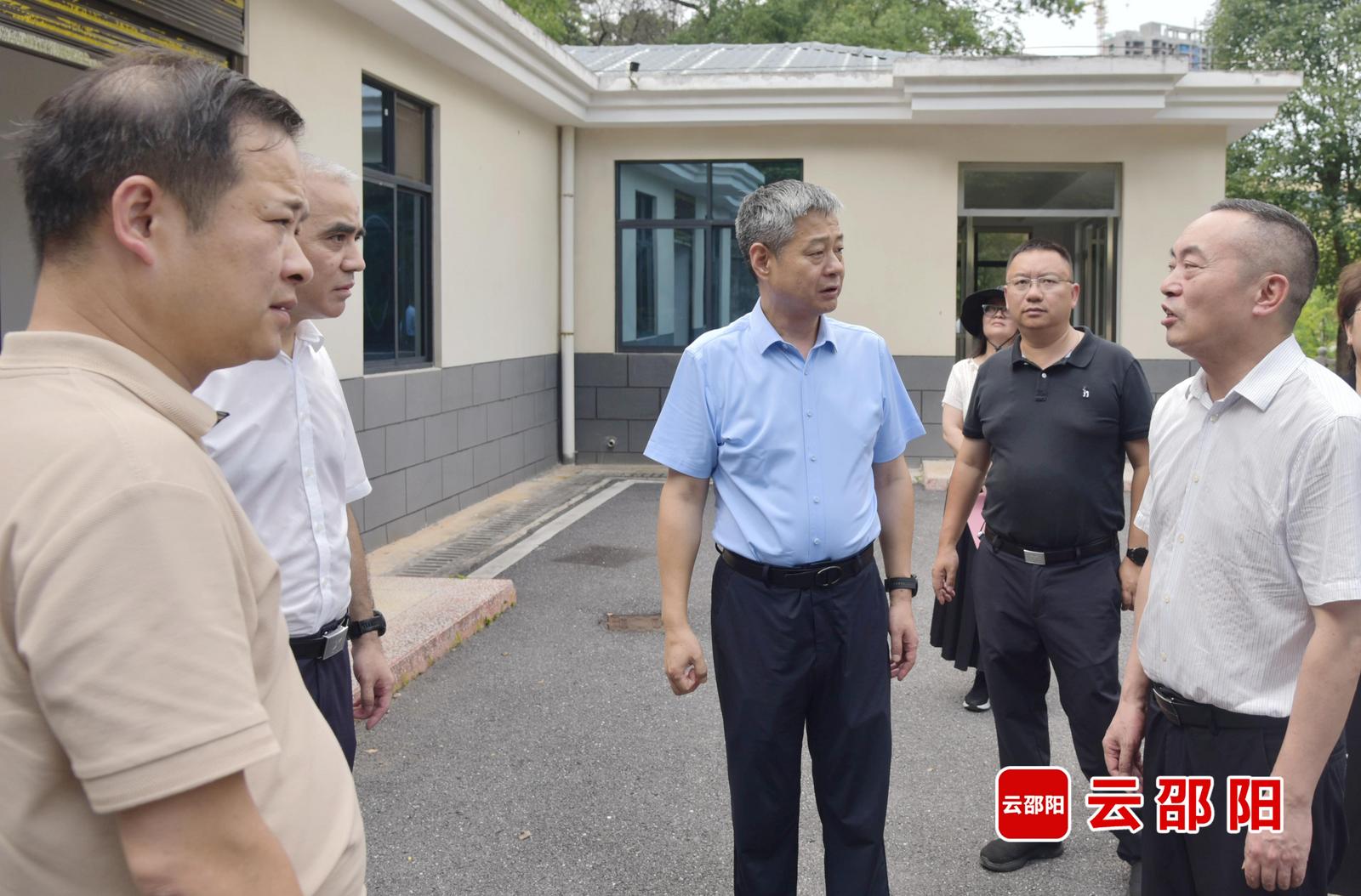 严华在市区调研督办市人大重点处理代表建议办理情况