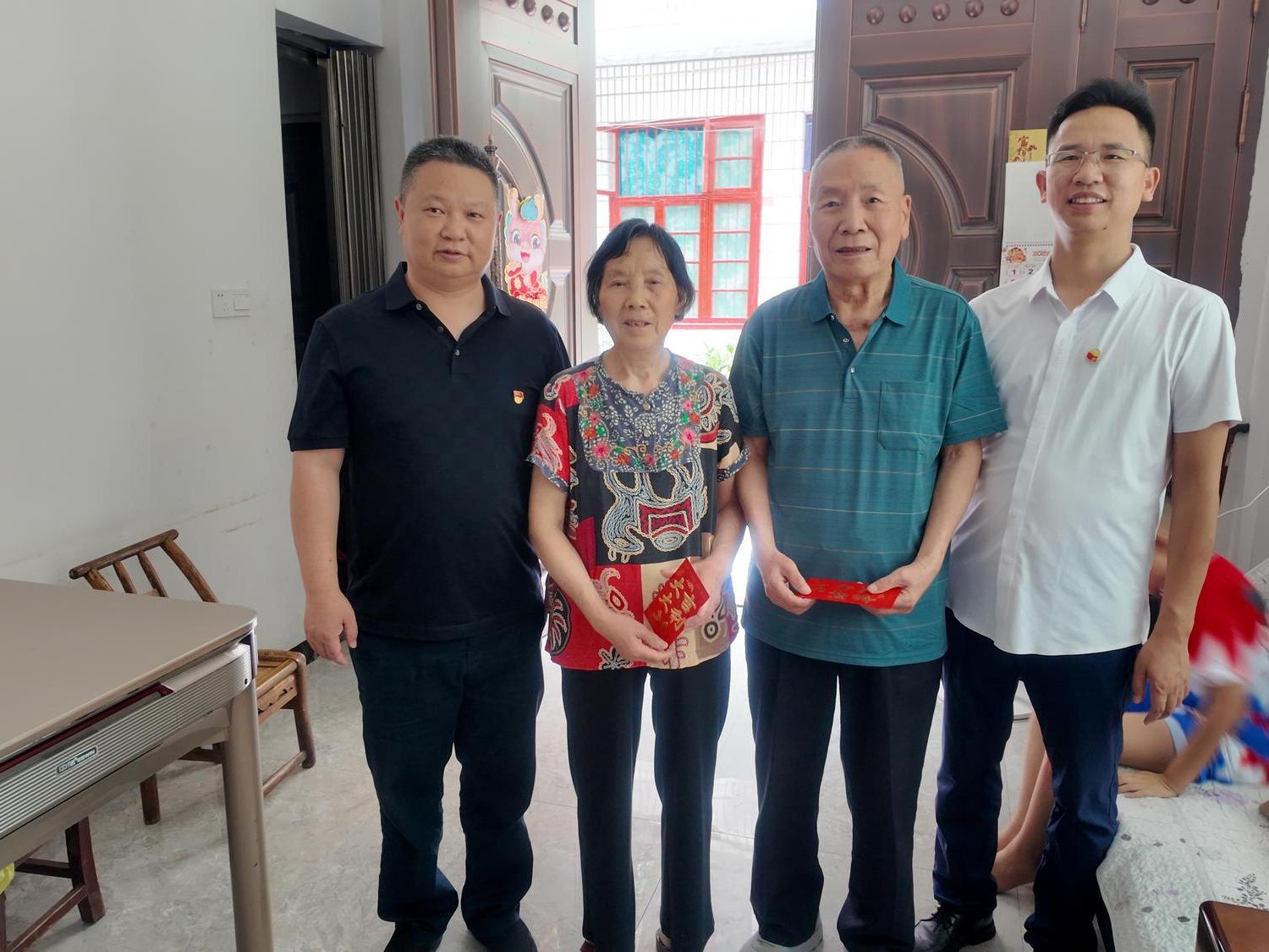 新宁县人民医院开展“七一”走访慰问离退休党员干部活动