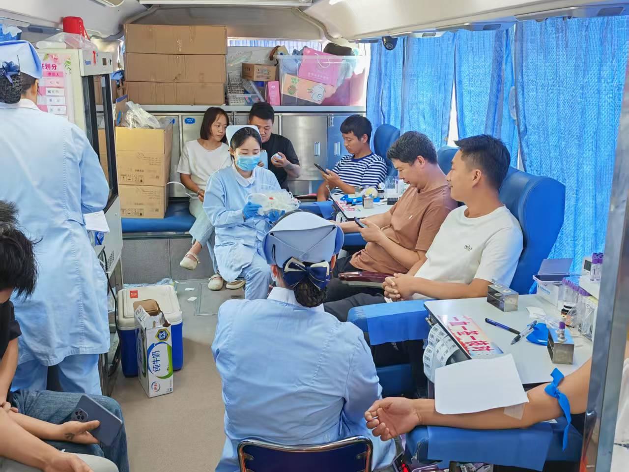 邵阳县下花桥镇：党员干部齐上阵 无偿献血显担当