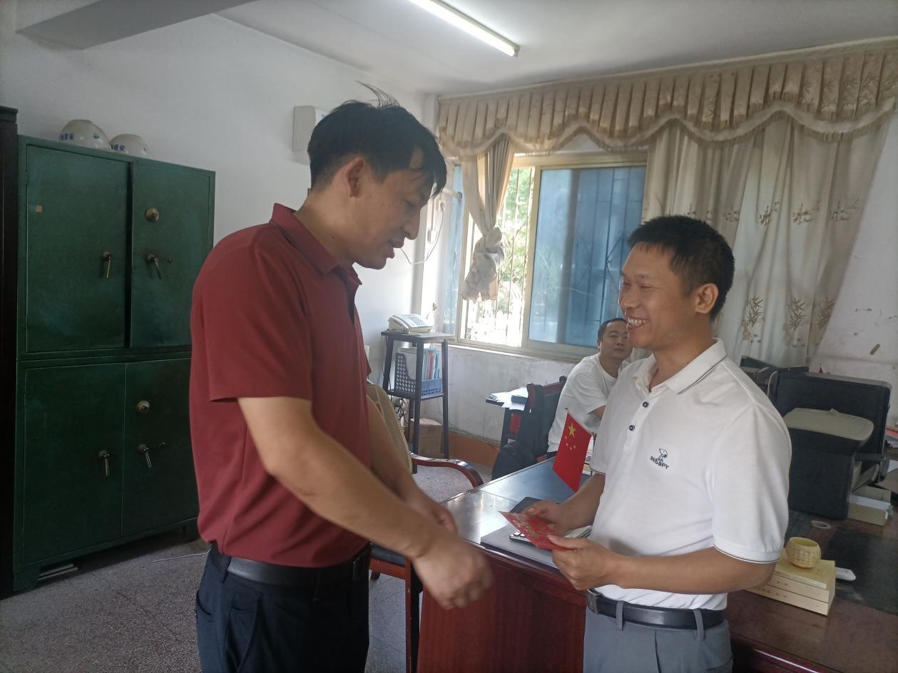 武冈市交通运输局党组开展七一慰问困难党员活动