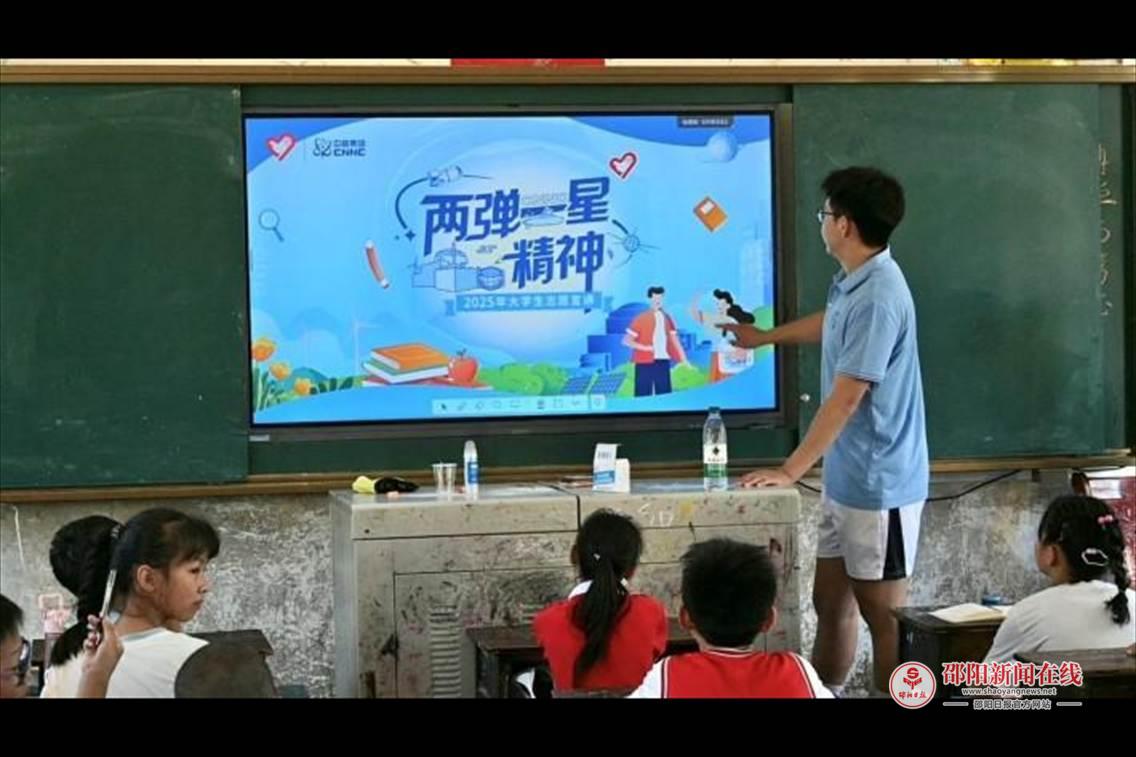 一群小孩在电视前 AI 生成的内容可能不正确。