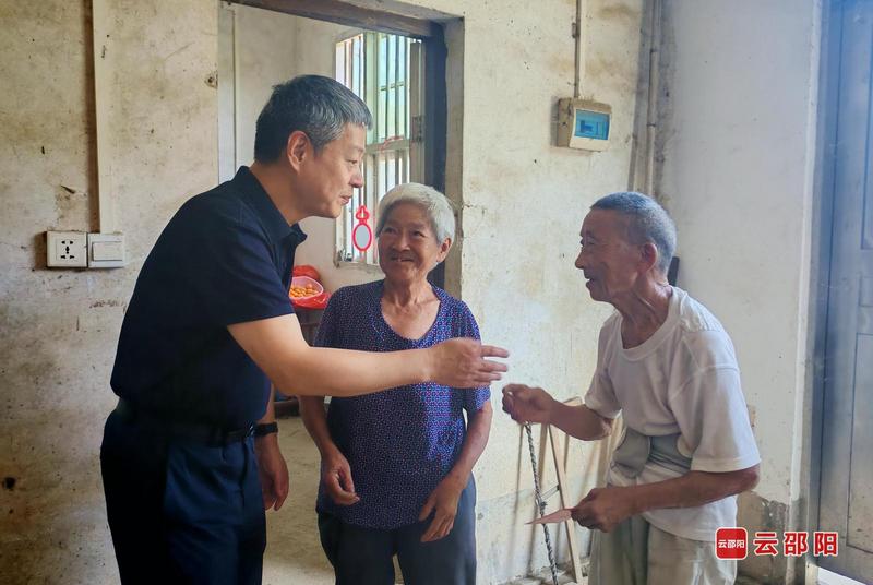 严华在隆回县巡林并暗访督导乡村振兴、学生防溺水等工作
