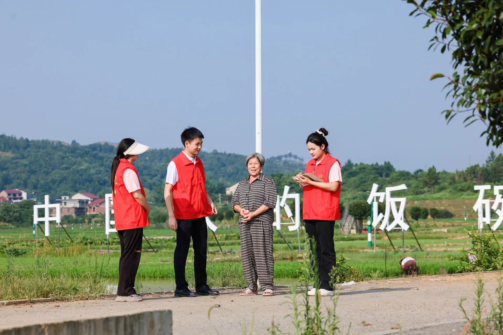 大祥区罗市镇：党建引领聚合力 青春敬老显担当