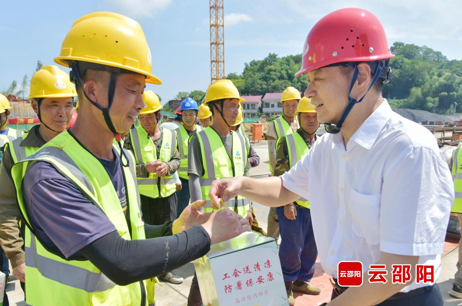 严华走访慰问一线建设者：关心关爱一线劳动者 加快推进项目建设