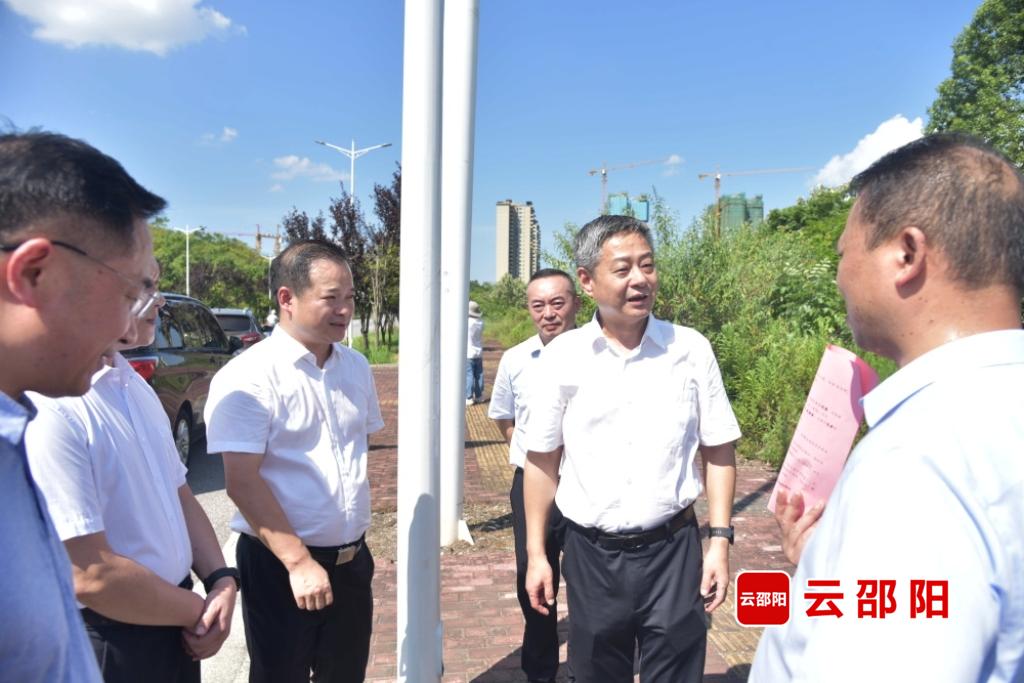 严华在市城区调研督导“半截路”打通及城市文明建设工作