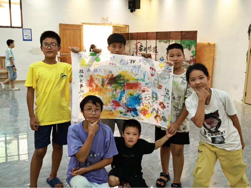 中南大学商学院“椒林薪火·筑梦引航团”：七彩假期创意绘画课堂点燃乡村艺术火种