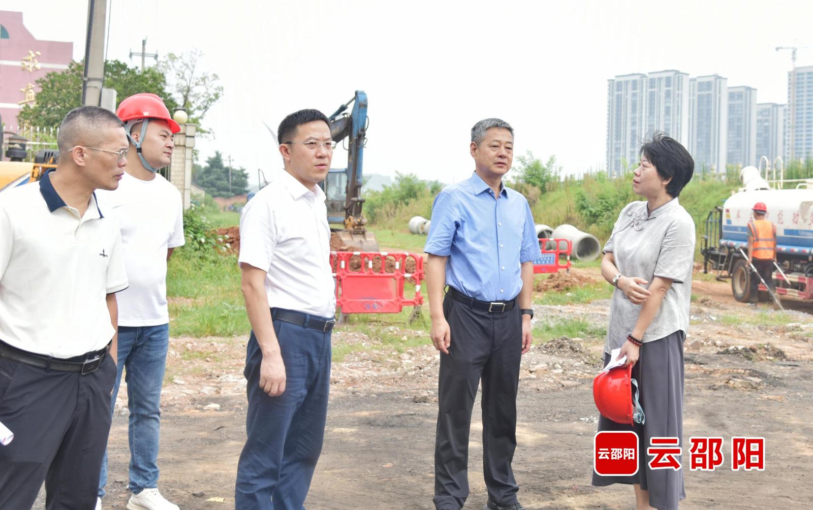 严华在市区和新邵调研重大项目建设情况