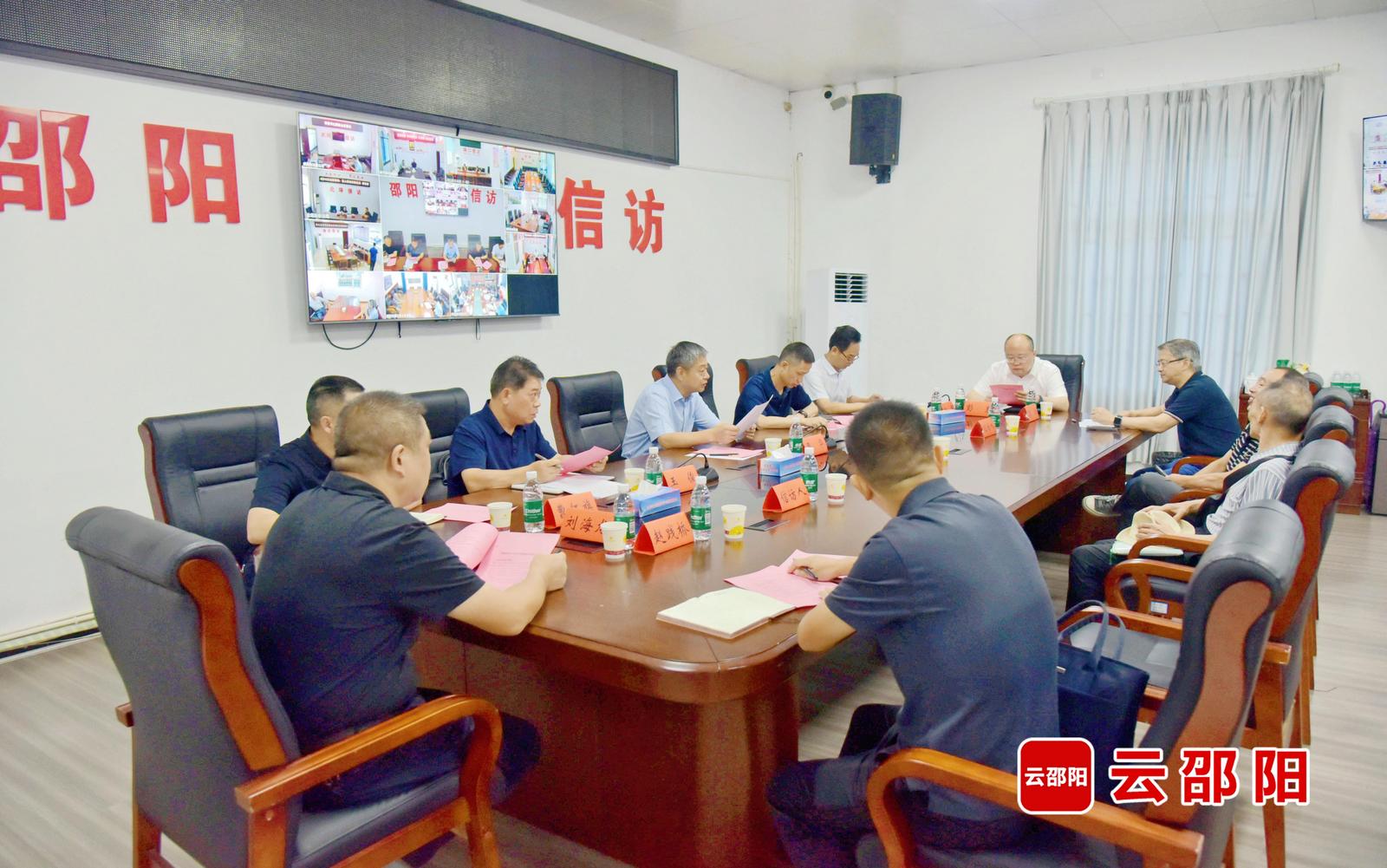 严华在市委群众来访接待中心接待来访群众