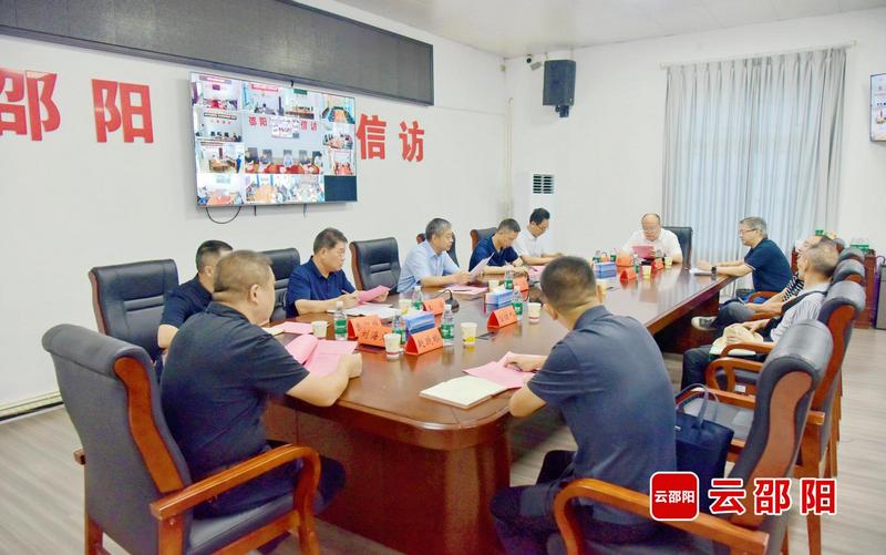 严华在市委群众来访接待中心接待来访群众