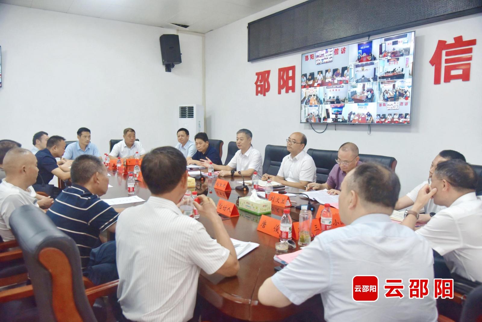 严华在市委群众来访接待中心坐班接访