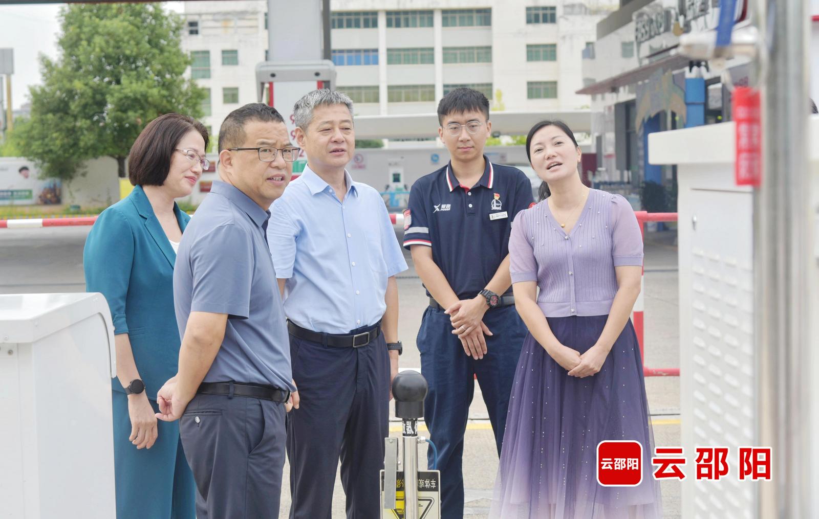 严华在新邵县暗访督导生态环境保护和校园安全工作