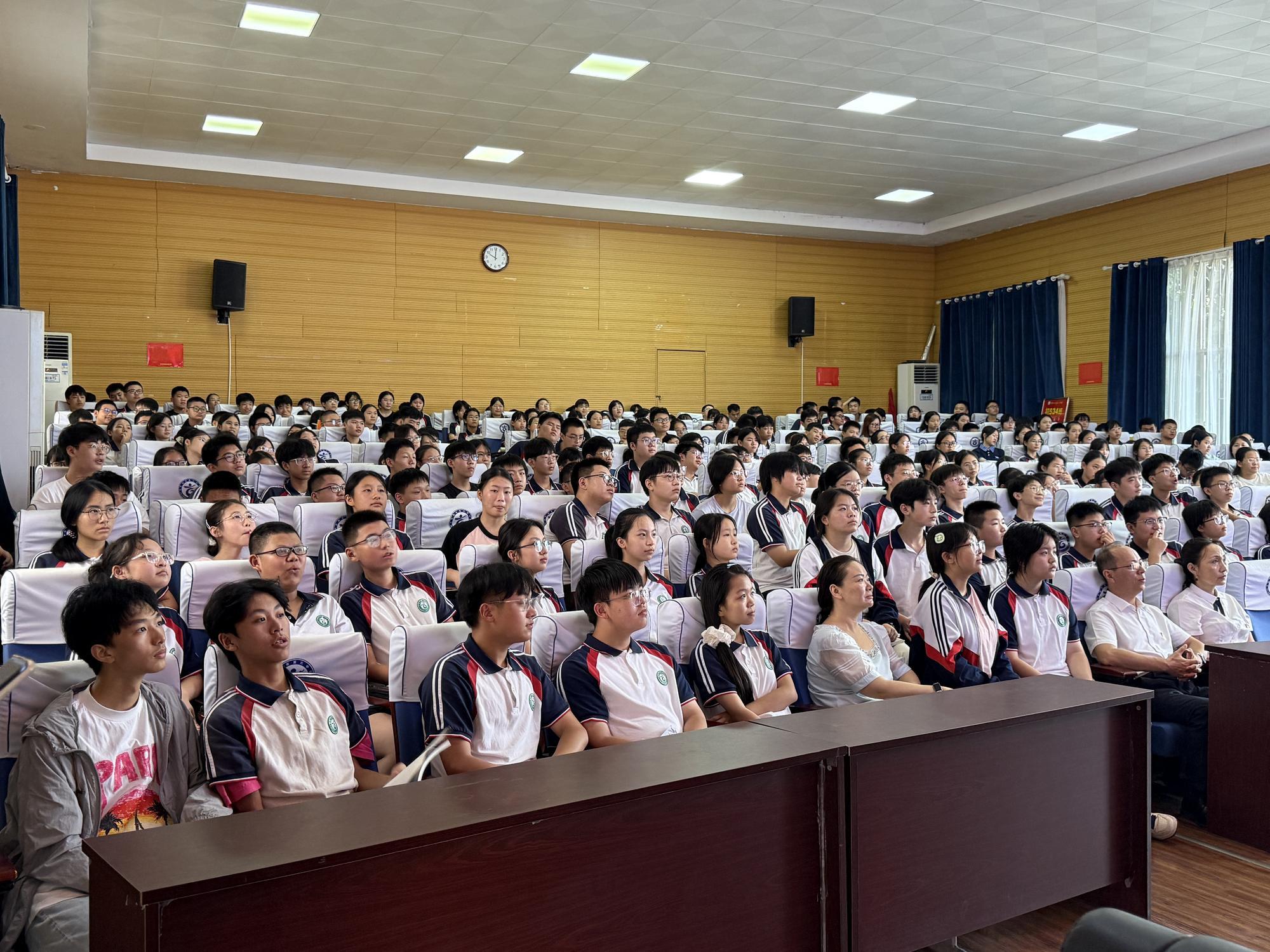 邵阳市第六中学组织观看纪念中国人民抗日战争暨世界反法西斯战争胜利80周年阅兵盛典