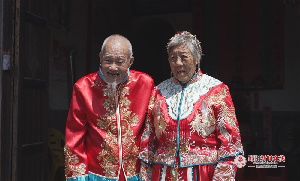 洞口县黄桥镇99岁抗战老战士夫妻圆梦婚纱照