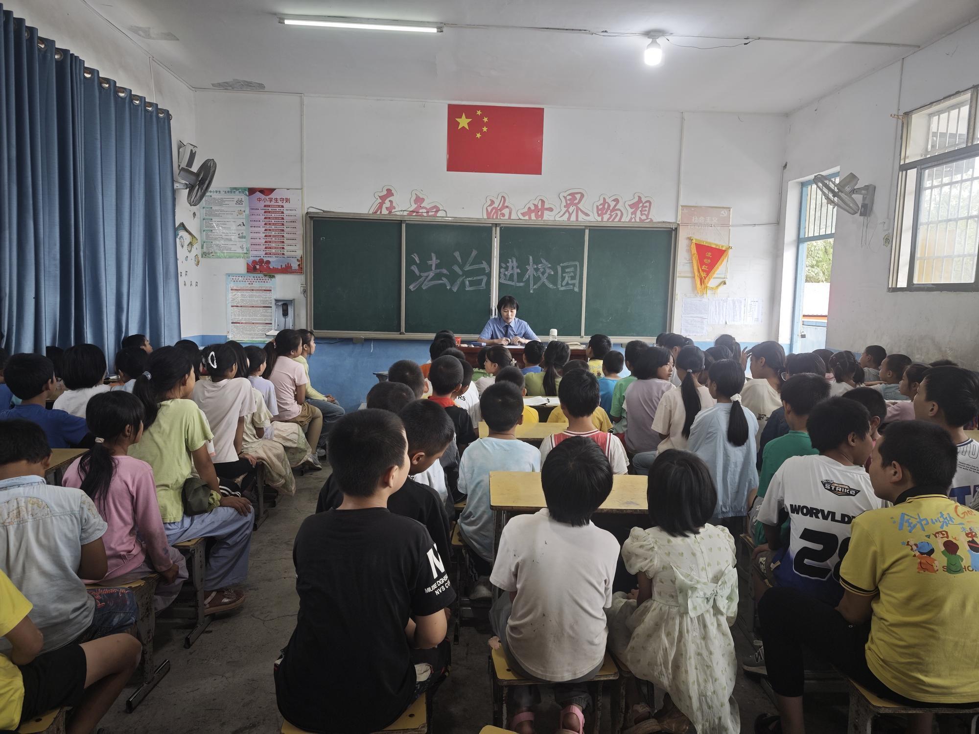 武冈市人民检察院联合武冈市晏田乡大胜小学开展普法宣传活动