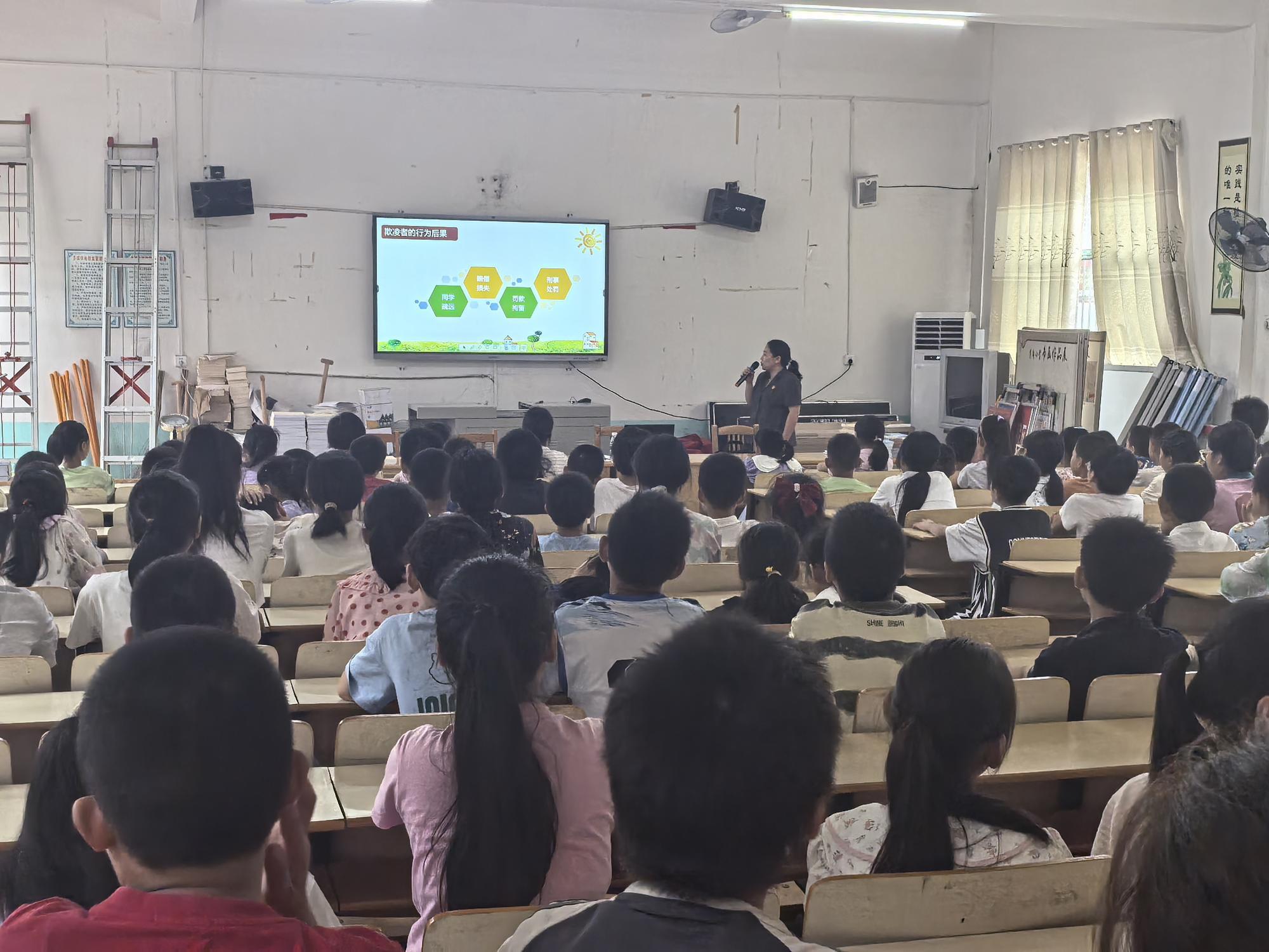武冈市法相岩紫甸小学开展“法治进校园”专题讲座