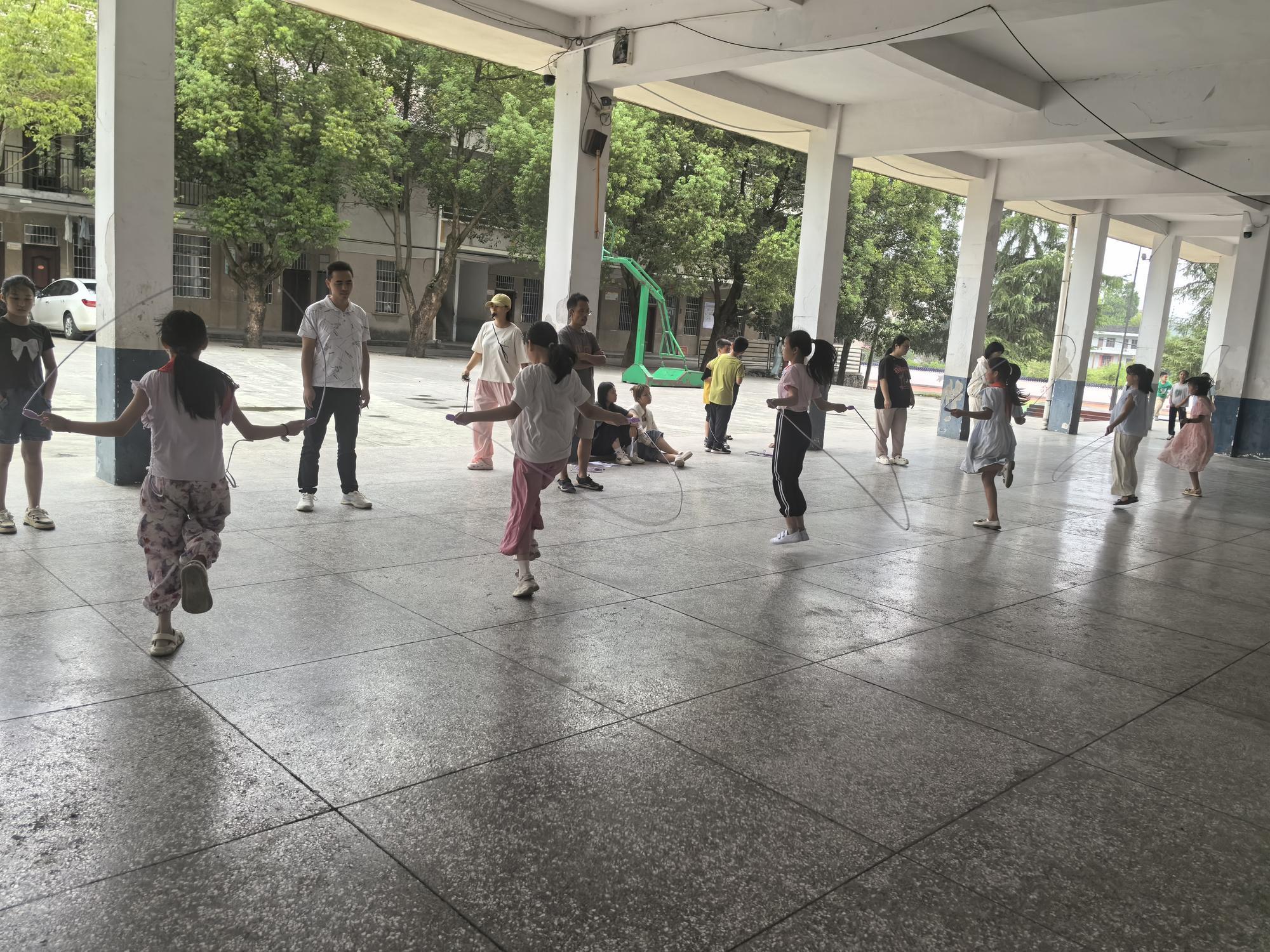 武冈市湾头桥镇中心小学举办跳绳比赛活动