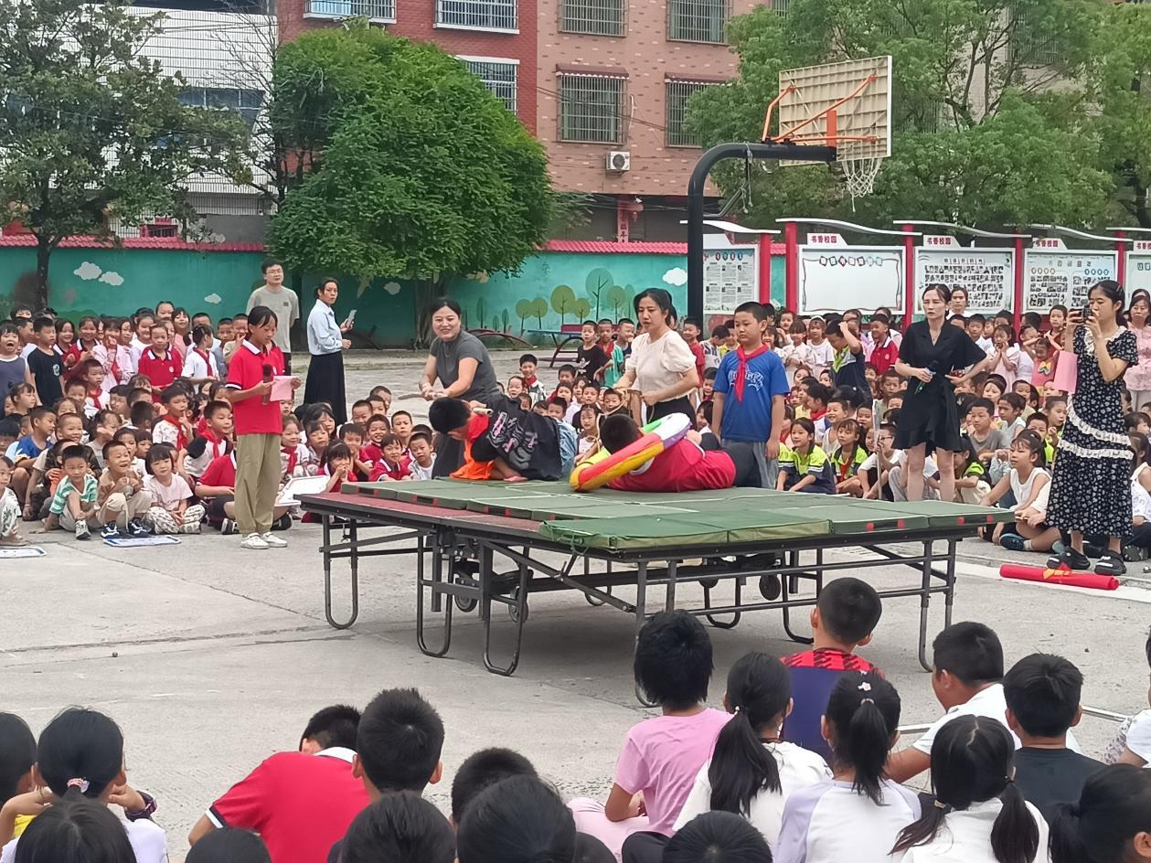 洞口县竹市镇中心小学开展防溺水安全演练