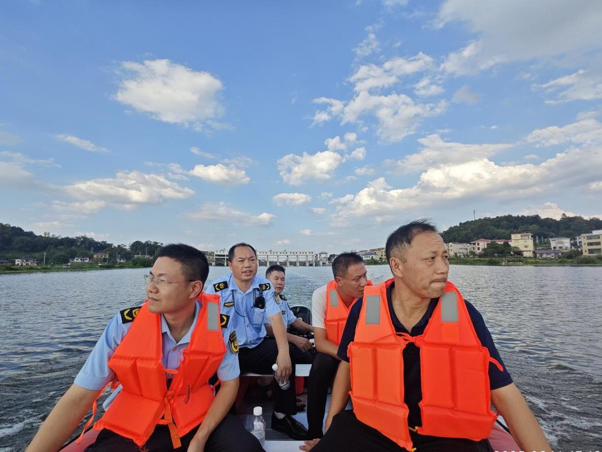 洞口县黄桥镇开展“夜袭”行动