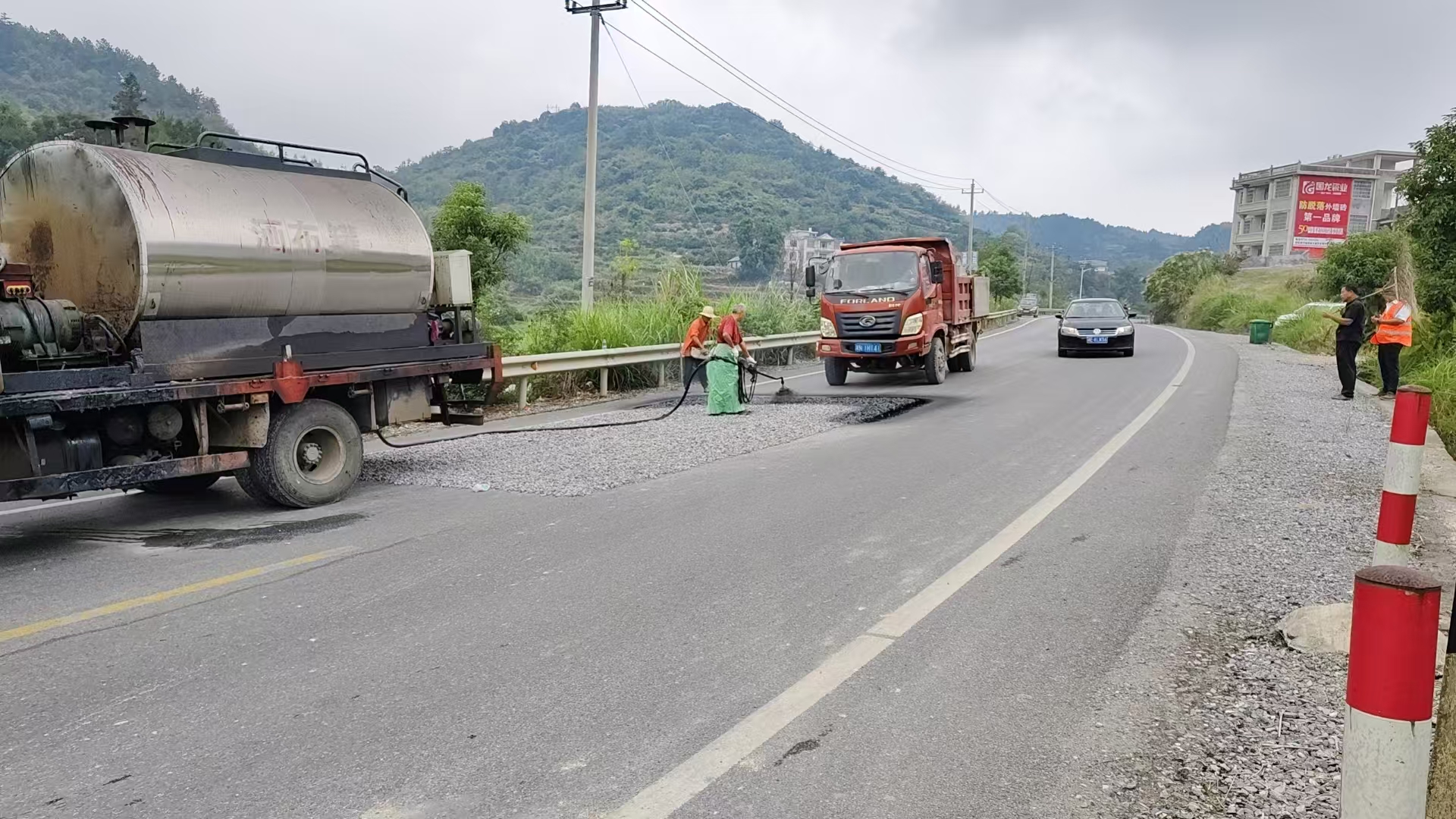 新宁县公路建设养护中心：桔色点亮迎“双节”