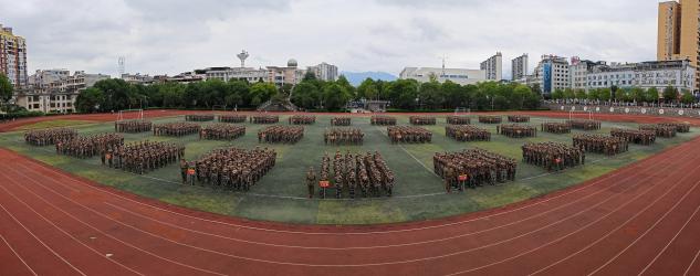 洞口一中举行高一新生军训汇报表演