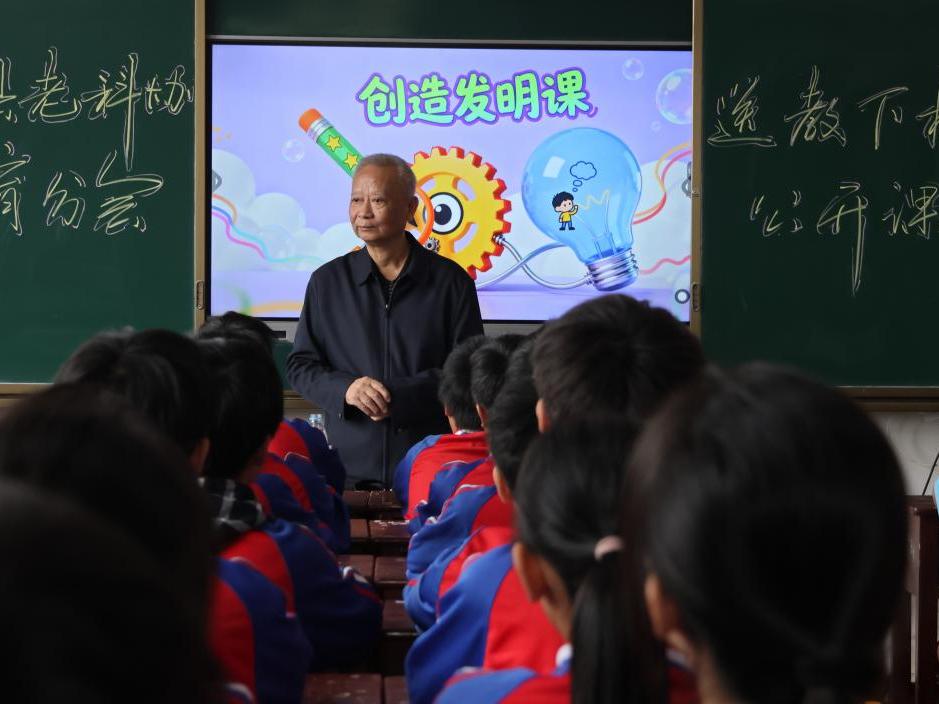 ​洞口县老科技工作者协会教育分会讲师团走进花古中学开展创造发明科普课