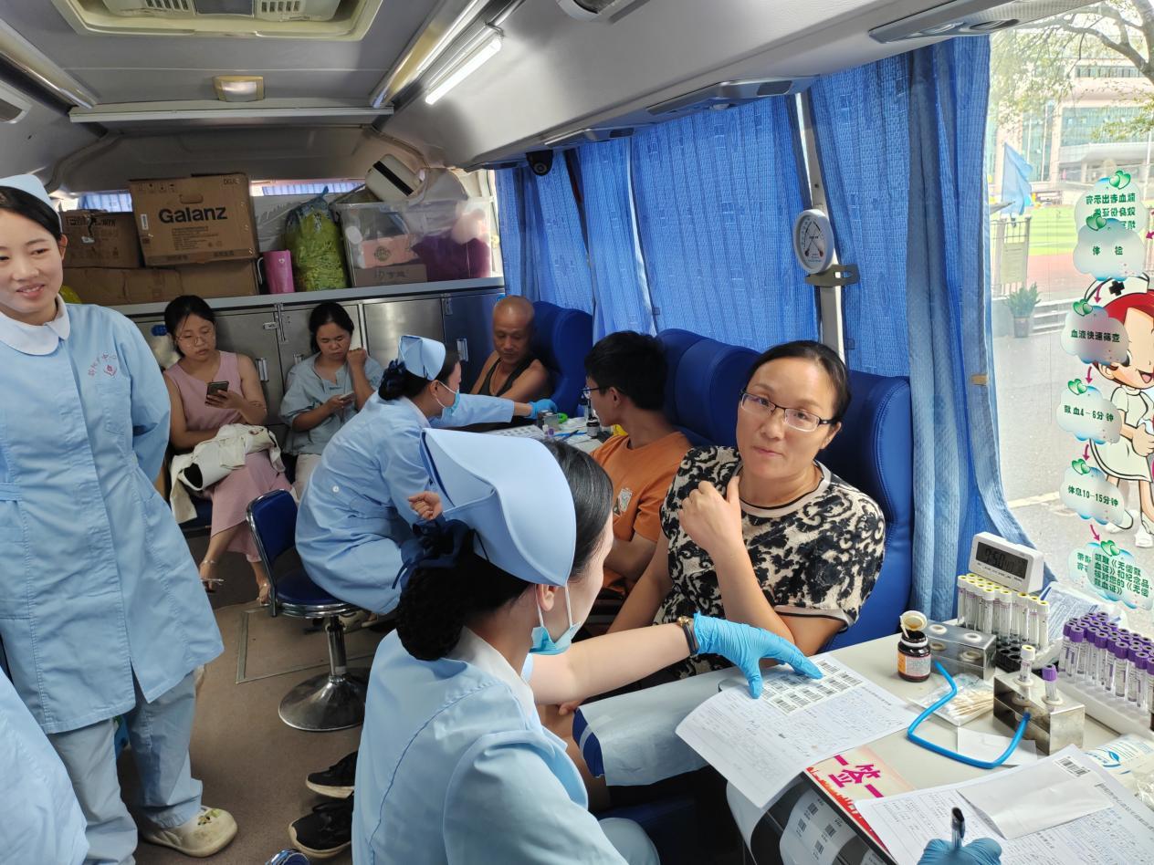 隆回一中教师踊跃参与义务献血活动
