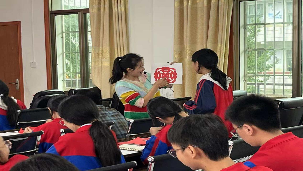 洞口县文昌街道中心校开展初中美术教学比武