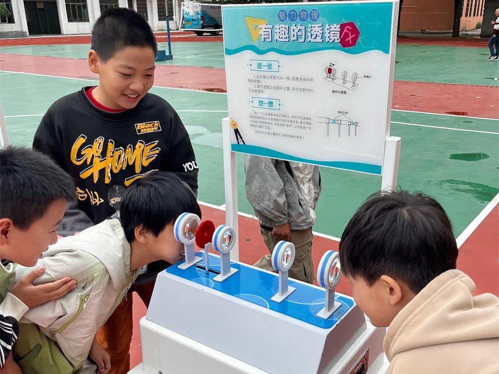科技点燃梦想，科普照亮校园——斫曹乡初级中学举办科技嘉年华活