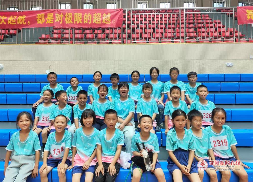 武冈市湾头桥镇泉塘完全小学斩获“奔跑吧 邵阳”2025年武冈市学生跳绳比赛团体小乙组桂冠