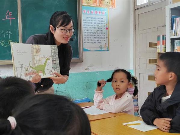 洞口县经开区田家学校：一堂绘本课点亮孩子们的阅读梦